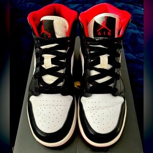 Boy’s Nike Air Jordan 1 Mid